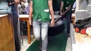 Bukan Main! Nasi Biryani Porsi Monster Laris Manis Dalam Sekejap