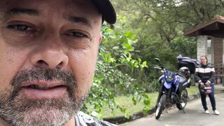Você já viu um ponto de ônibus bonito igual esse?