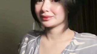 Casual Beauty with a Confident and Expressive Look