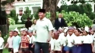 Video soekarno bersama dengan anak dan anak angkat beliau
