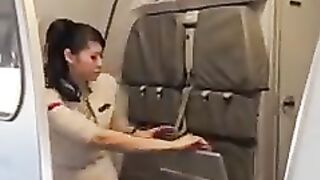 Pramugara dan Pramugari Super Air Jet duduk dan memakai Sabuk Pengaman