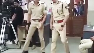 Akshay Kumar & Ranveer's SUPER FUN BEHIND THE SCENE DANCE ON AAILA RE AAILA???? #sooryavanshi.