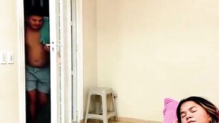MULHER NÃO DEIXA ELE SAIR