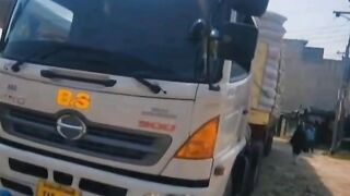 Kb food truck unload