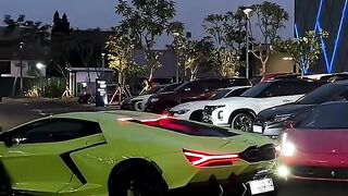 Mobil Lamborghini Revuelto keren 2