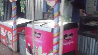 পার্কে আইসক্রিমের দোকান