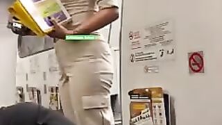 Pramugari Cantik menunjukkan peralatan Safety Demo