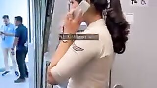 Pramugari Cantik Super Air Jet Lagi Menelpon dalam Pesawat