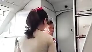 Pramugari cantik tutup pintu pesawat.mp4 2