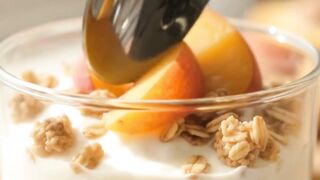 Creamy, fruity, crunchy, and so easy to make! 🍑🤍