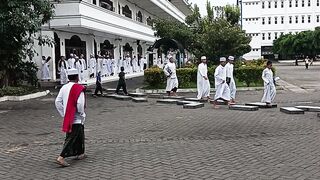 Santri berangkat beribadah ke Masjid