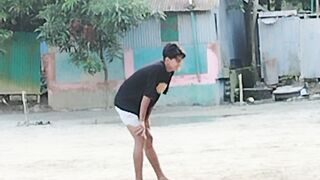 মানুষ ফুটবল খেলে