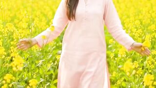 Desi Girl Dancing Barefoot in Mustard Fields 🌼 | Pakistani Village Dance | Desi Vibes