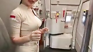 Pramugari Cantik Menyambut Penumpang Boarding dalam Pesawat.mp4
