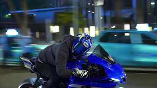 Polar blue 💙❄️ A Yamaha R1 brilhando na noite! 🏍️🔥