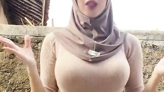 A beautiful woman in a hijab joins in on a viral TikTok dance. 2
