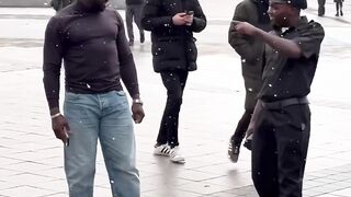 Jovens dançando na praça II