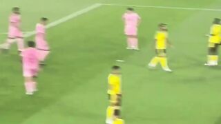 Tendagan bebas messi yang sangat indah bolanya goll kegawang lawan