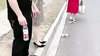 A warm scene of kindness on the road #helpothers #kindness #inspiration.mp4