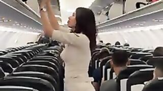 Pramugari super air jet merapikan bagasi.mp4