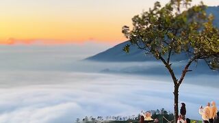 Pemandangan sunrise di pegunungan