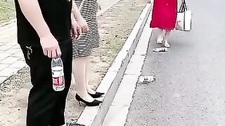 A warm scene of kindness on the road #helpothers #kindness #inspiration_2.mp4