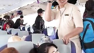 Ada Pramugari Cantik jadi Penumpang, Salting ga tuh Pramugaranya