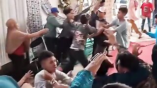 Orang orang rusuh di dalam pesta