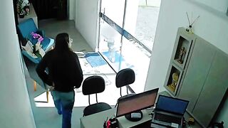 Mãe relata susto após bebê de 1 ano e meio sair da creche e andar 50 metros sozinho em SC