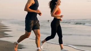 Corrida na pera da praia Al pôr sol