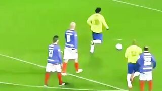 Ronaldinho: The Dribbling Maestro Who Left Opponents Bewildered!