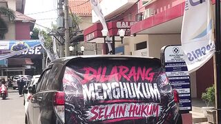 Dilarang menhukum selain hukum