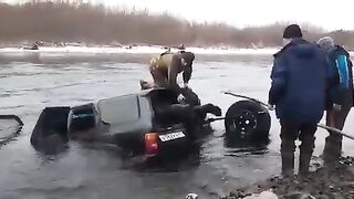 Двое рыбаков погибли, одному удалось выбраться. Он был на пассажирском сиденье.