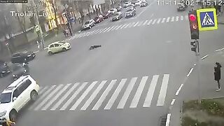 Харьковский дегенерат сыграл в человеческий боулинг