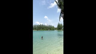 Обезьянки тоже любят плавать)))