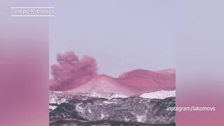 Вулкан Эбеко взорвался