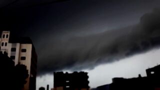 Супер скалистое облако, блуждающее по небу Газы, и проливной дождь