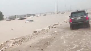 Безумный шторм и сильное наводнение обрушились