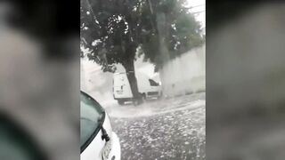Гигантские шары града обрушиваются на Бразилию