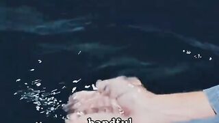 استيقظ في قارب وسط البحر… لكن ما رآه أمامه كان لا يُصدَّق! 😱🌊🚤