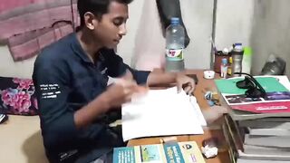 পড়ায় গভীর মনোযোগ দিলো বন্ধু