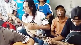 Singing old dangdut song