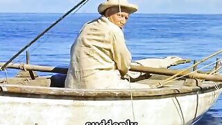 سحب شيئًا ضخمًا من البحر… لكن ما ظهر أمامه كان لا يُصدَّق! 😱🌊🐟