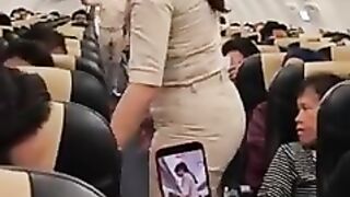 Pramugari Cantik sedang Sibuk Kerja Saat Terbang.mp4