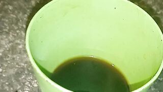 Nikmati kopi hitam di bawa cahaya lampu
