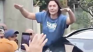 O SOL DA JUSTIÇA VAI BRILHAR": Michelle Bolsonaro sobe em carro e ora com apoiadores