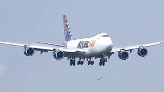 WET Atlas 747-8F landing 🌧️✈️
