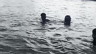 নদী তে গোসুন করে মানুষ গুলো
