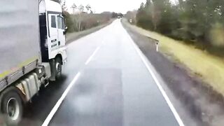 Водитель большегруза Volvo выехал на встречную полосу и столкнулся с грузовиком Sany