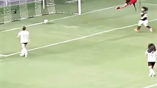 Women Goalkeepers VS Men Goalkeepers 🤯